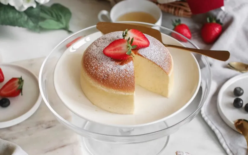 Cốt bánh Japanese Cotton Cheese Cake mềm tan nhờ thành phần cream cheese