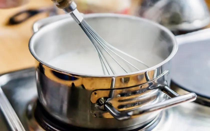 Nấu sữa là bước đầu trong công thức làm Cream Cheese