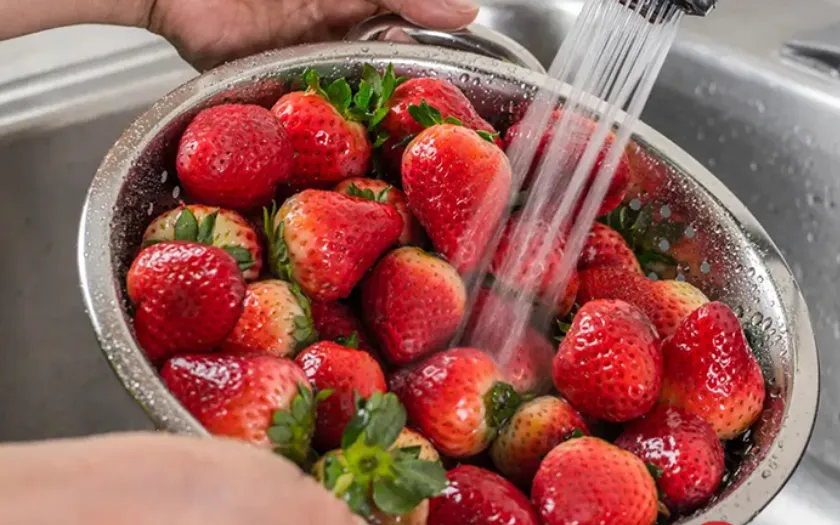 Sơ chế dâu tây bằng cách ngâm với nước muối loãng