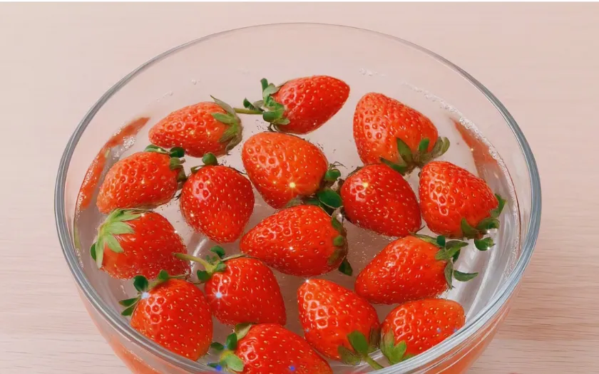 Sơ chế dâu tây bằng cách ngâm với nước muối loãng