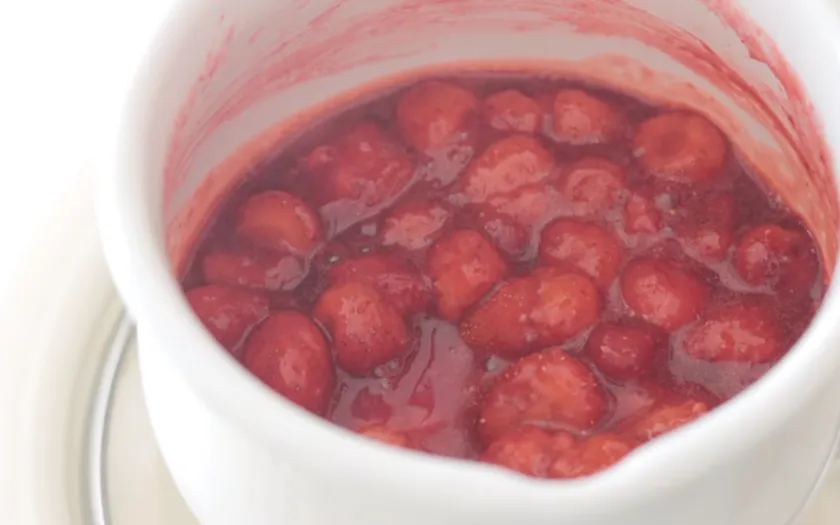 Nấu nước sốt dâu