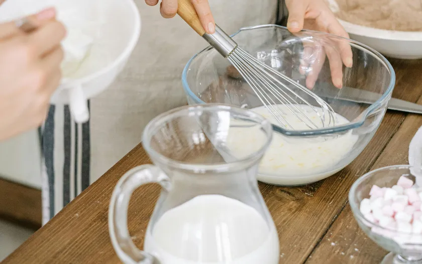 Trộn gelatin vào sữa nóng, tạo hỗn hợp chocolate pudding mịn