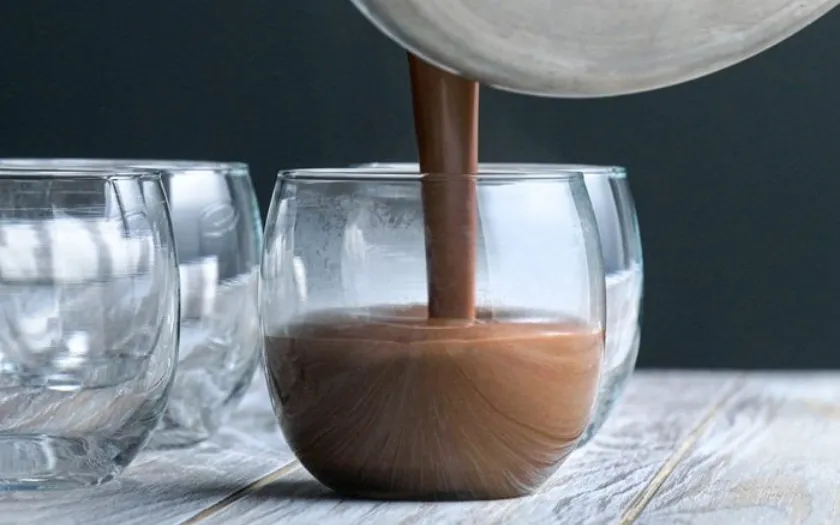 Lọc hỗn hợp, đổ khuôn chocolate pudding