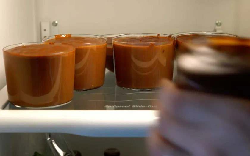 Làm lạnh chocolate pudding 