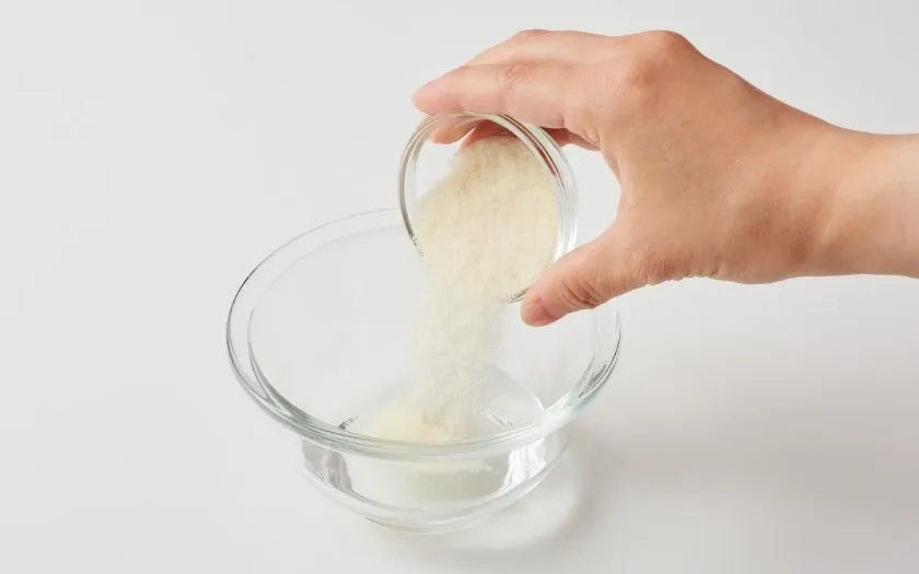 Ngâm gelatin là bước đầu làm pudding trà sữa