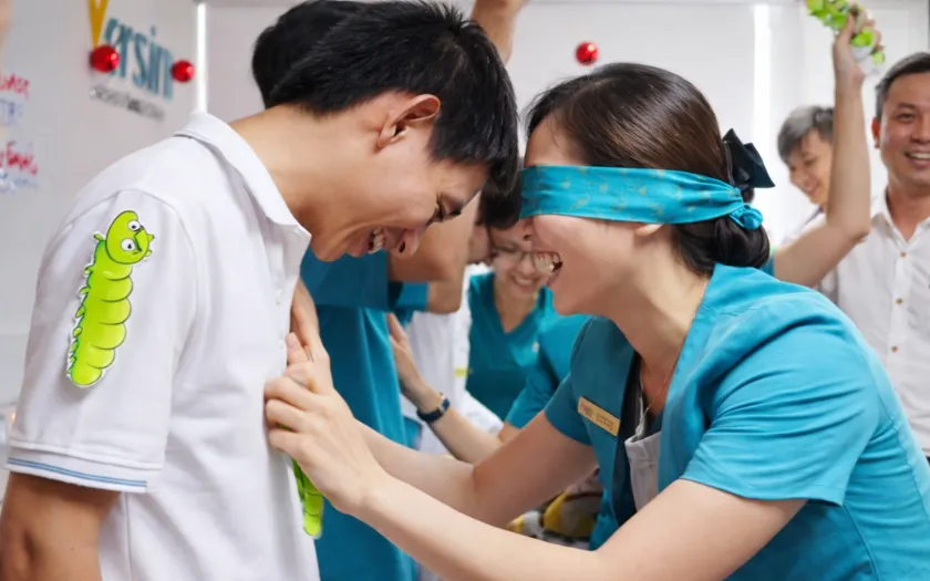 Trò chơi Bịt mắt săn quà – Tin tưởng sự chỉ dẫn của đồng đội để tìm kho báu