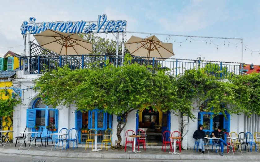 Santorini Vibes Cafe - không gian đậm chất Địa Trung Hải bên hồ Tây