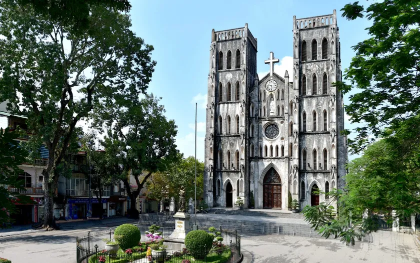 Nhà thờ Lớn Hà Nội - điểm hẹn 8/3 nhẹ nhàng, trầm lắng giữa phố xá đông đúc