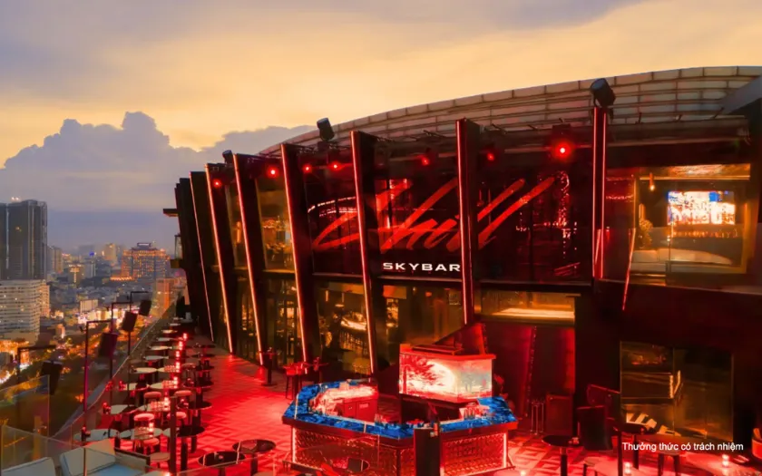 Tận hưởng tối 8/3 tại Skybar cao tầng với view toàn cảnh trung tâm Sài Gòn.