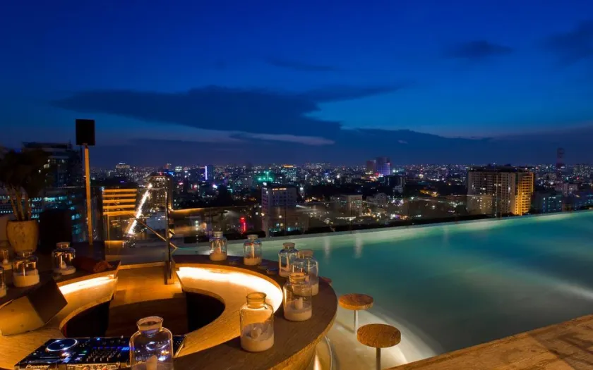 Rooftop bar sang chảnh ngắm skyline Sài Gòn lung linh dịp 8/3.