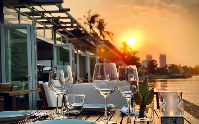 Quán ven sông thoáng đãng, không khí yên tĩnh và lãng mạn ngày 8/3