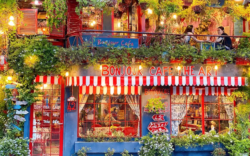 Café phong cách Pháp ấm cúng, nhiều góc xinh để check-in dịp 8/3