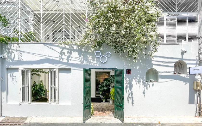 Tiệm cà phê hiện đại, yên tĩnh, phù hợp với trải nghiệm ngày 8/3 nhẹ nhàng.