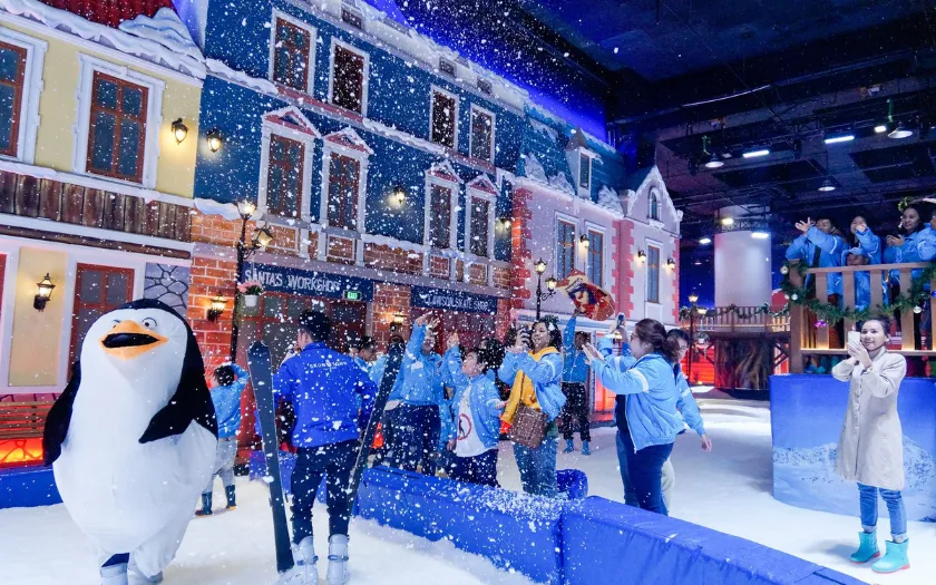 Khu vui chơi tuyết trong nhà - trải nghiệm mới lạ cho ngày 8/3 ở Sài Gòn.