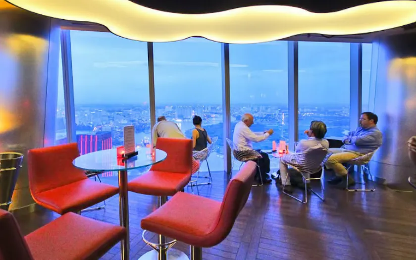 Bạn có thể ghé Bitexco Financial Tower dạo phố và lưu lại những khung hình 8/3 ngay giữa trung tâm Sài Gòn.