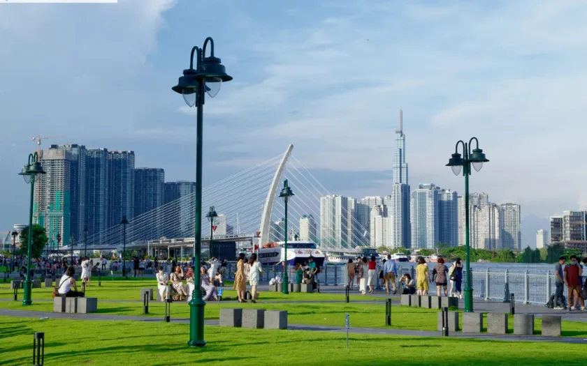 Tản bộ Bến Bạch Đằng 8/3 là lựa chọn cho các cặp đôi thích sự nhẹ nhàng, thoải mái.