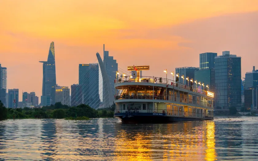 Các cặp đôi cùng du thuyền ngắm thành phố về đêm trên sông Sài Gòn, tận hưởng khoảnh khắc lãng mạn trong ngày 8/3.