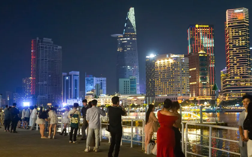 Nhiều cặp đôi lựa chọn thư giãn và đổi gió dịp 8/3 với không gian xanh ven sông thoáng đãng