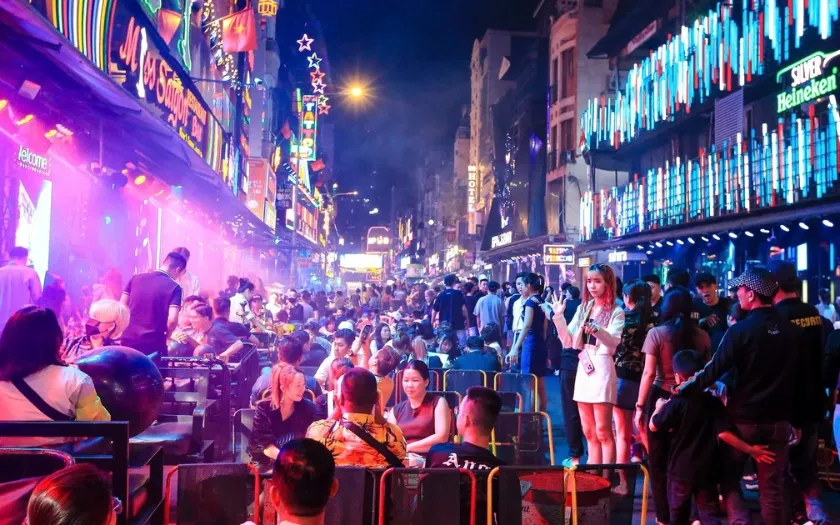 Các cặp đôi có thể trải nghiệm không khí sôi động tại Phố đi bộ Nguyễn Huệ, cùng ăn uống và vui chơi về đêm trong dịp 8/3.