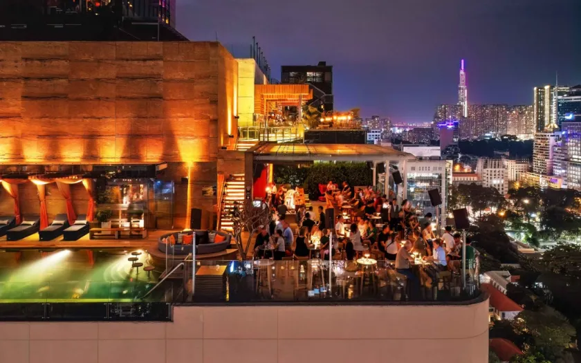 Ngắm Sài Gòn lung linh trong tối 8/3 với Rooftop bar view cao