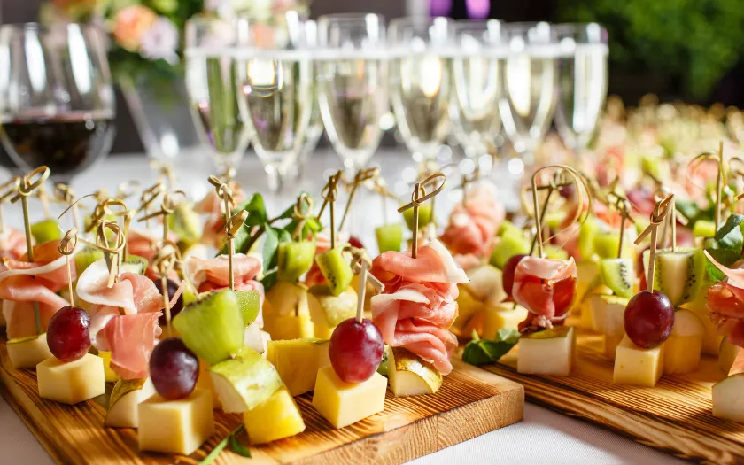 Bàn tiệc 8/3 gọn gàng với các món finger food xinh xắn, dễ cầm