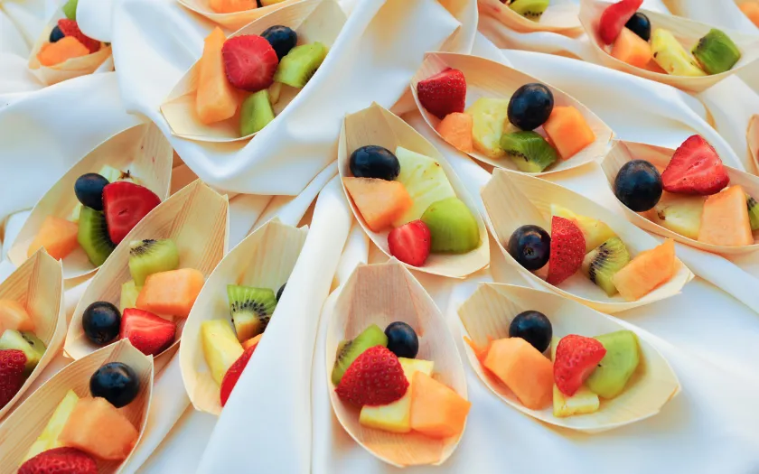 Món nhẹ gồm bánh mặn, snack, hoa quả cân bằng vị giác cho tiệc ngọt sinh nhật