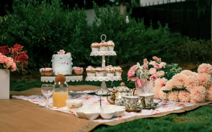 Setup bàn tiệc ngọt sinh nhật khoa học, dễ quan sát