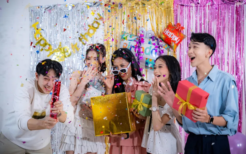 Không gian tiệc ngọt sinh nhật được decor đồng bộ với banner và phụ kiện sinh động