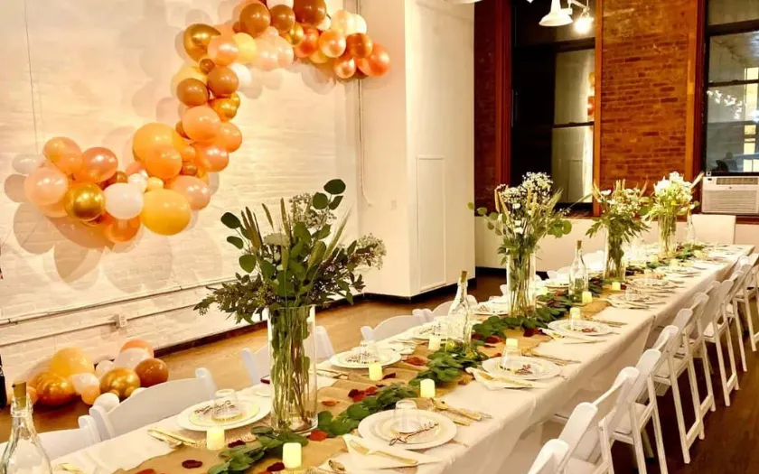 Tiệc phong cách sang trọng với ánh kim và đèn vàng ấm đầy tinh tế (Nguồn: Internet)