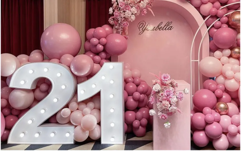 Tiệc sinh nhật người lớn thêm ấn tượng nhờ cách bố trí bóng bay hiện đại và tinh giản (Nguồn: Internet) 