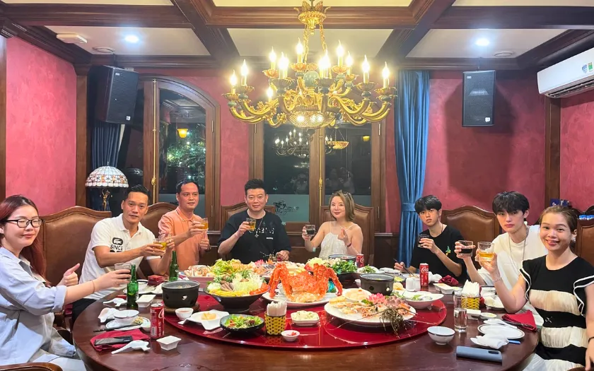 Tiệc Tân Niên dạng tiệc bàn mang tính trang trọng và phù hợp công ty quy mô lớn