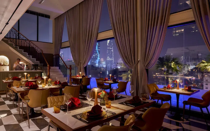 Cloud Nine Restaurant với không gian trên cao sang trọng – chỗ đãi tiệc sinh nhật riêng tư và đẳng cấp.