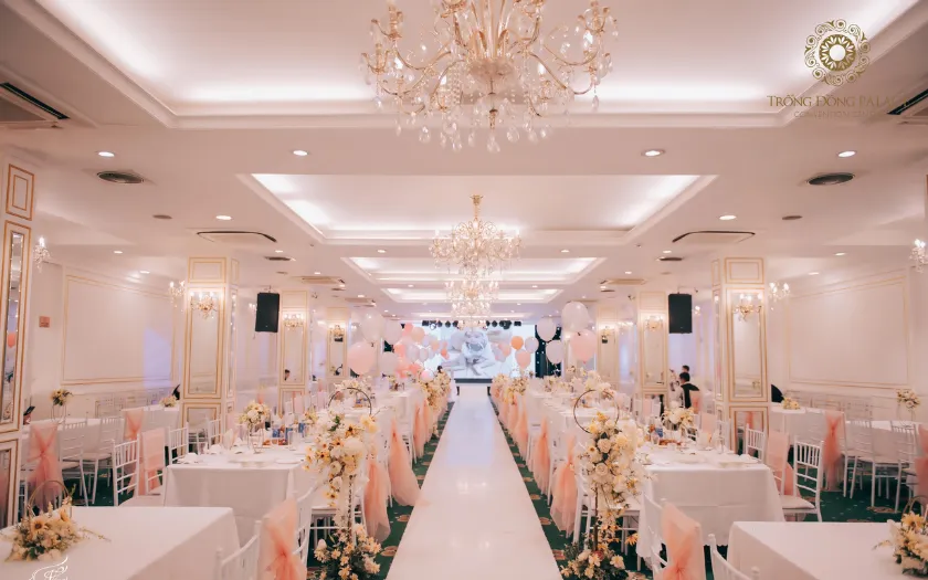 Lối đi thông thoáng và góc chụp hình hợp lý giúp nâng trải nghiệm buổi tiệc