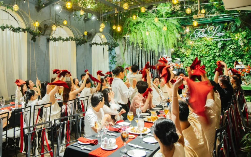 Không gian ngoài trời mang lại cảm giác thoải mái cho tiệc sinh nhật công ty