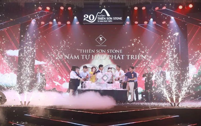 Nhà hàng, trung tâm sự kiện là lựa chọn phù hợp cho tiệc công ty quy mô lớn