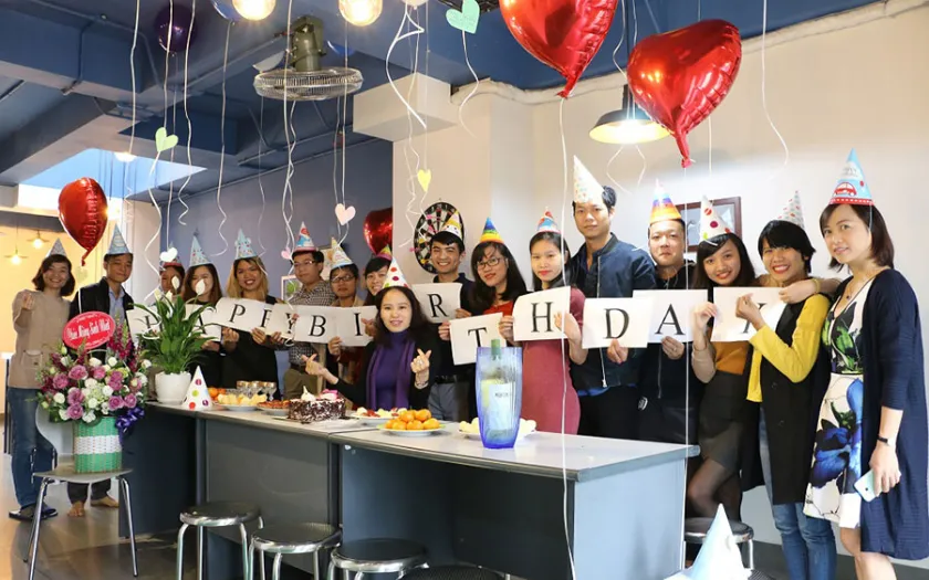 Tiệc sinh nhật công ty tại không gian văn phòng quen thuộc