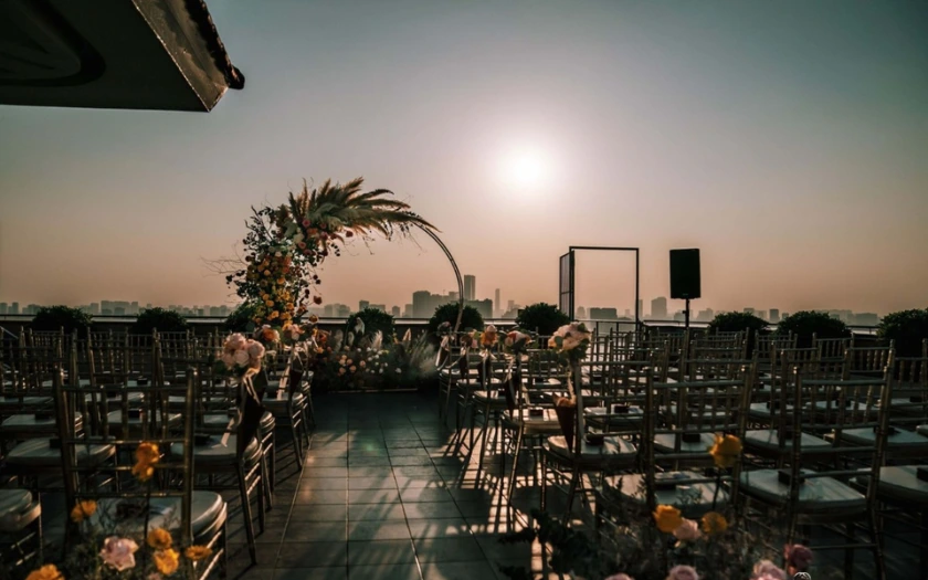 Không gian tiệc tinh tế tại Pan Pacific Hanoi gần Hồ Tây, tạo nên bầu không khí Year End Party trang nhã và ấm cúng.