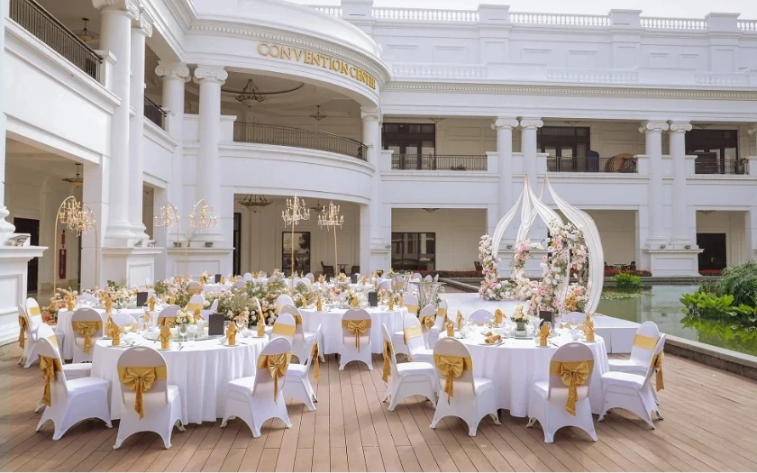 Trung tâm hội nghị Almaz với không gian rộng lớn và thiết kế hiện đại, phù hợp tổ chức Year End Party quy mô hàng nghìn khách.