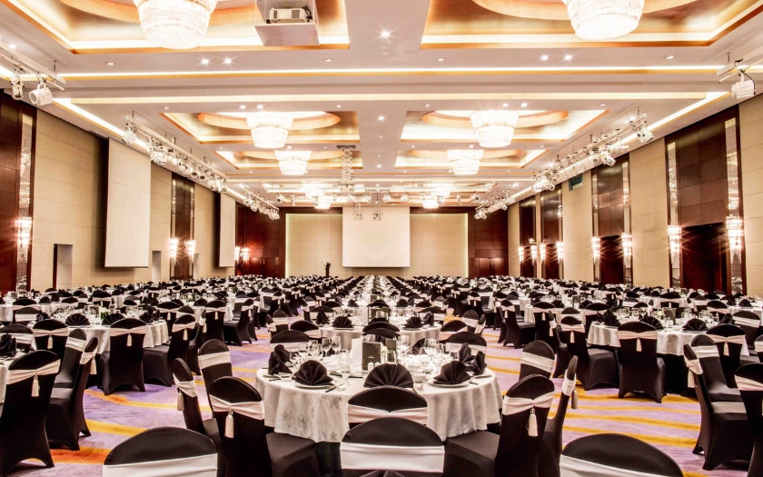 Không gian ballroom sang trọng tại InterContinental Landmark 72 với thiết kế hiện đại, ánh sáng đẳng cấp, lý tưởng cho các sự kiện Year End Party quy mô lớn.
