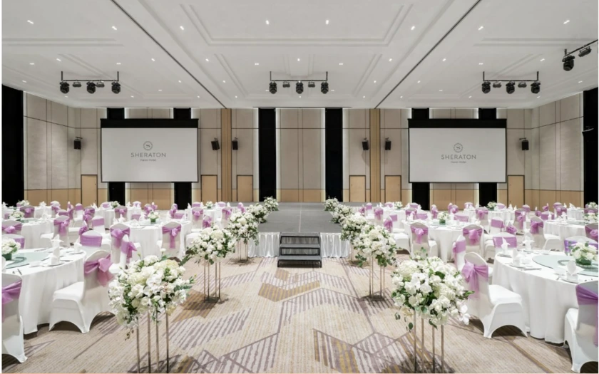 Không gian tiệc cao cấp tại Sheraton Hanoi bên Hồ Tây, kết hợp thiết kế tinh tế và bầu không khí sang trọng cho các buổi Year End Party đẳng cấp.