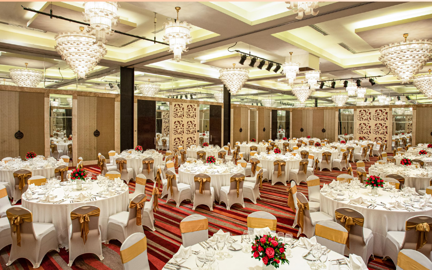 Không gian tiệc ven hồ lãng mạn tại InterContinental Hanoi Westlake, mang lại trải nghiệm Year End Party sang trọng và ấm cúng.