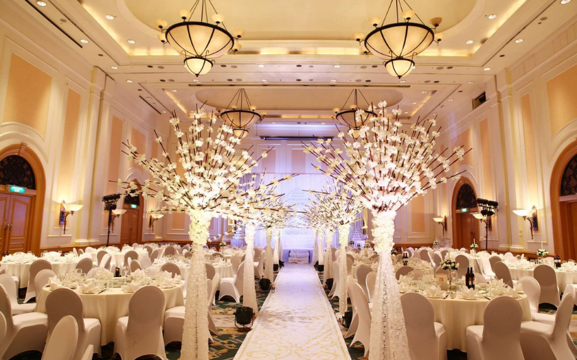 Sảnh tiệc lớn tại Daewoo Hotel Hà Nội với thiết kế trang trọng, phù hợp tổ chức các sự kiện Year End Party chuyên nghiệp.