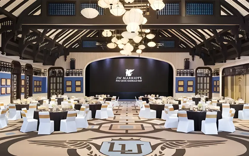 Ballroom đẳng cấp tại JW Marriott Hanoi với không gian rộng lớn và thiết kế hiện đại, lý tưởng cho Year End Party quy mô lớn.