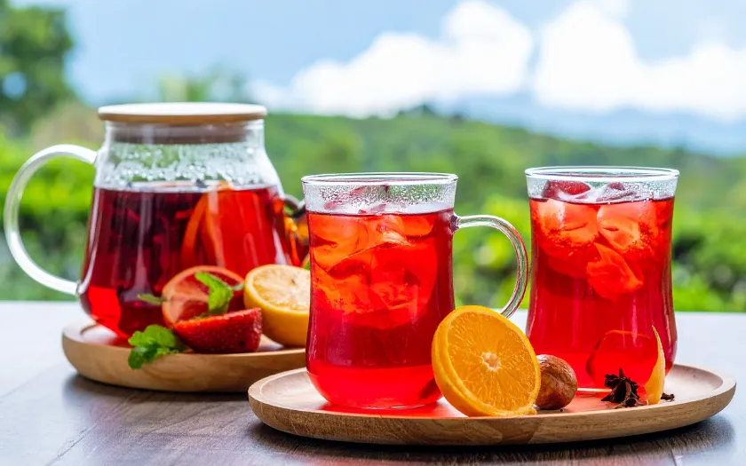 Trà trái cây là sự kết hợp giữa trà nền và trái cây tươi, mang hương vị chua ngọt thanh mát