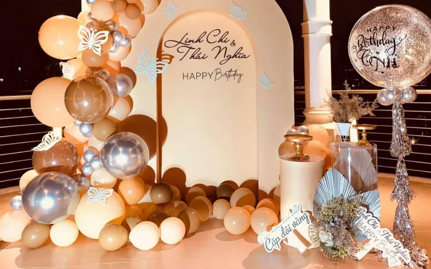 Backdrop bóng bay và rèm kim tuyến, tạo điểm nhấn nổi bật cho tiệc sinh nhật tại nhà