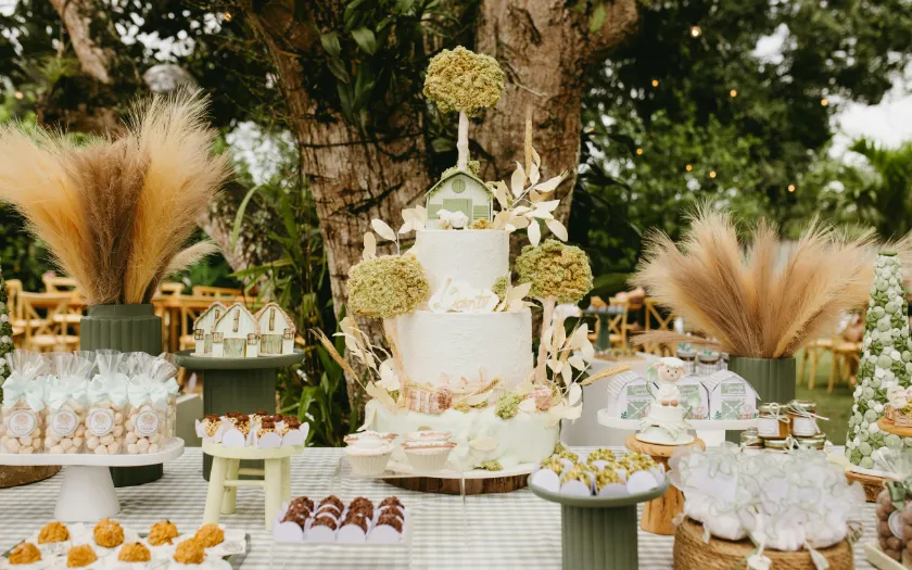 Bàn bánh với bánh kem, cupcake và trái cây, giúp tiệc sinh nhật tại nhà thêm hấp dẫn