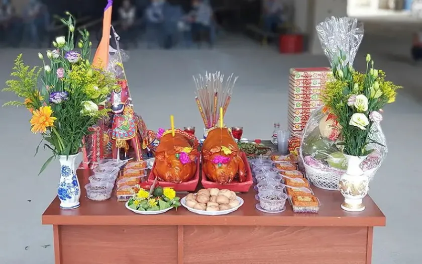 Bày mâm lễ gọn gàng, hoa trái sau, đồ cúng trước, thắp hương trang nghiêm