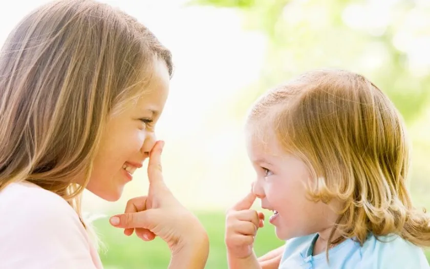 Bé bắt chước hành động để bạn đoán