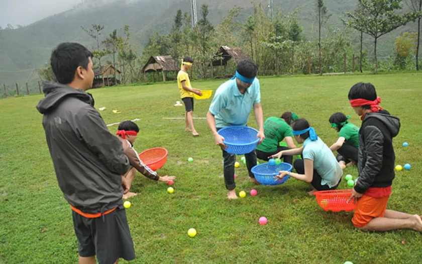 Bé bịt mắt tìm và bắt bóng cùng bạn