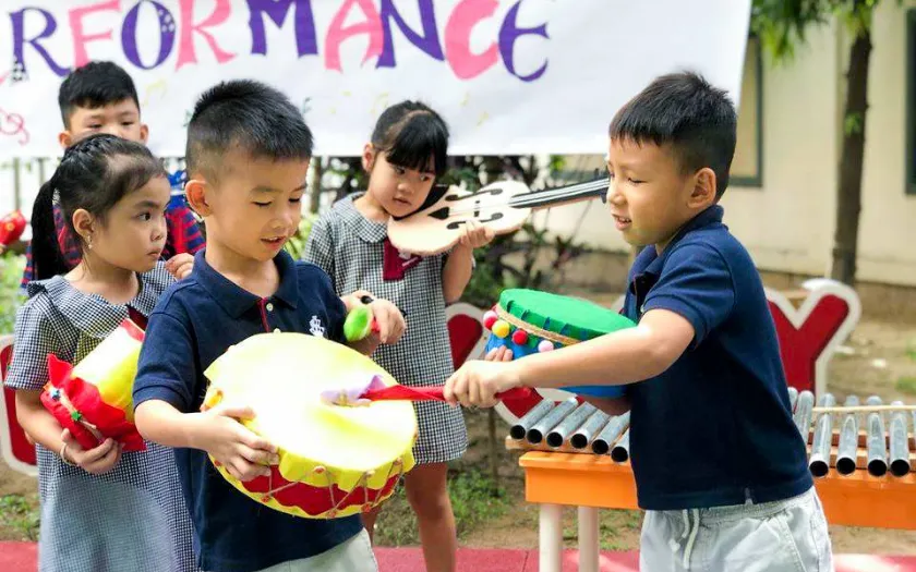 Bé chuyền hộp quà theo nhạc trong tiệc sinh nhật